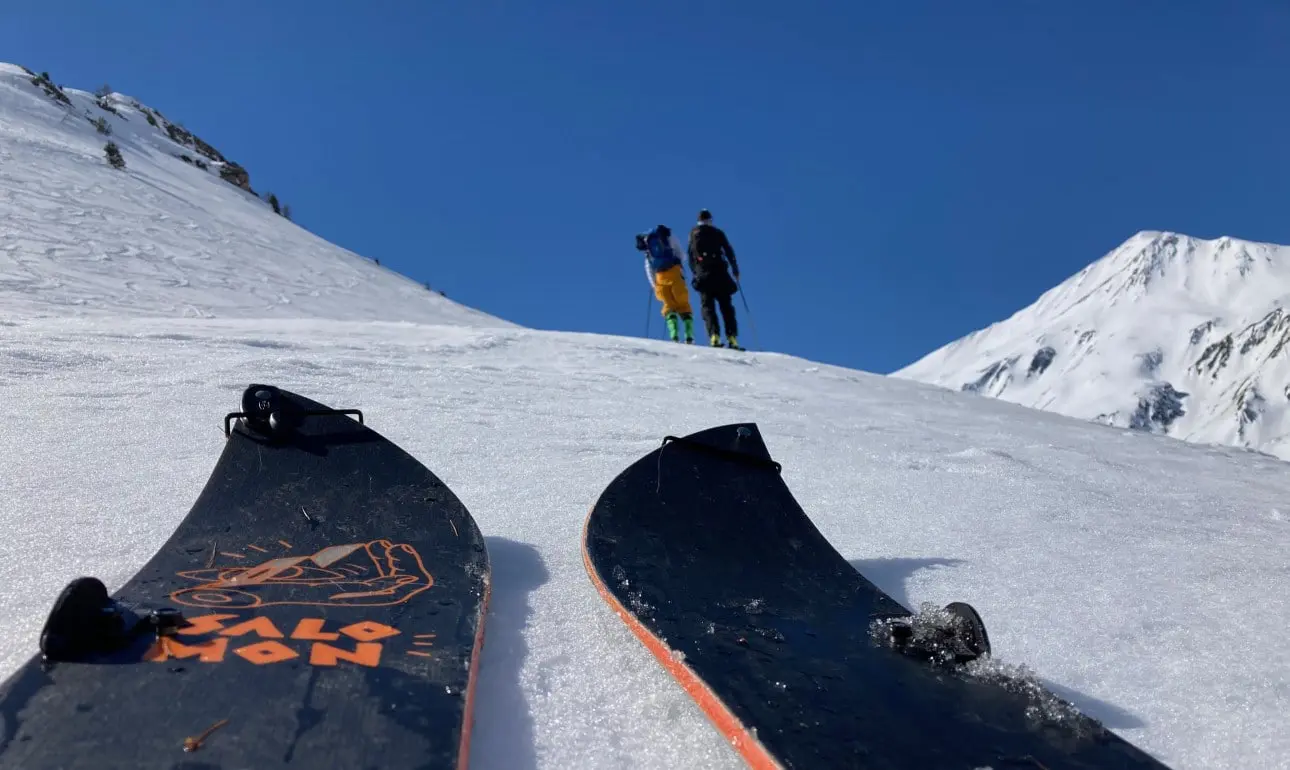 Splitboard vs Ski Touring – Can Snowboarders keep up?