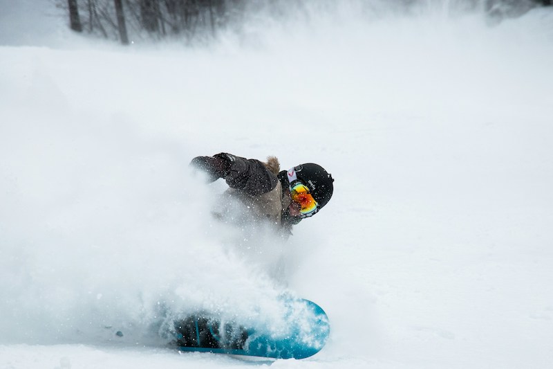 Stopping quickly on a snowboard