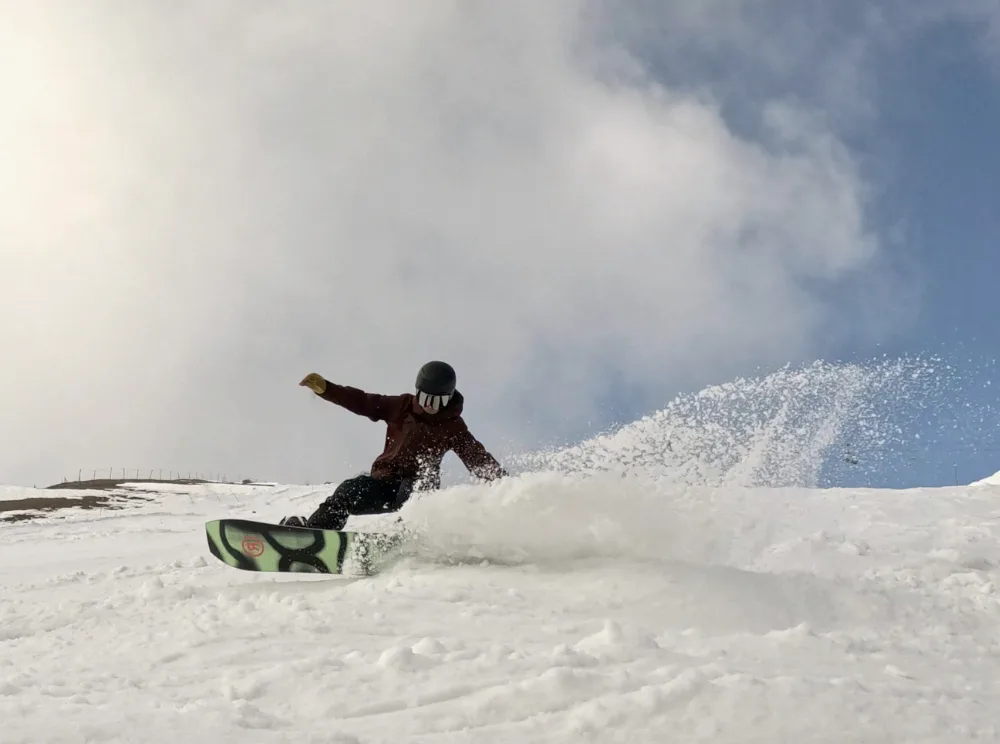 Graeme Gibson slash - Snowboard Selector