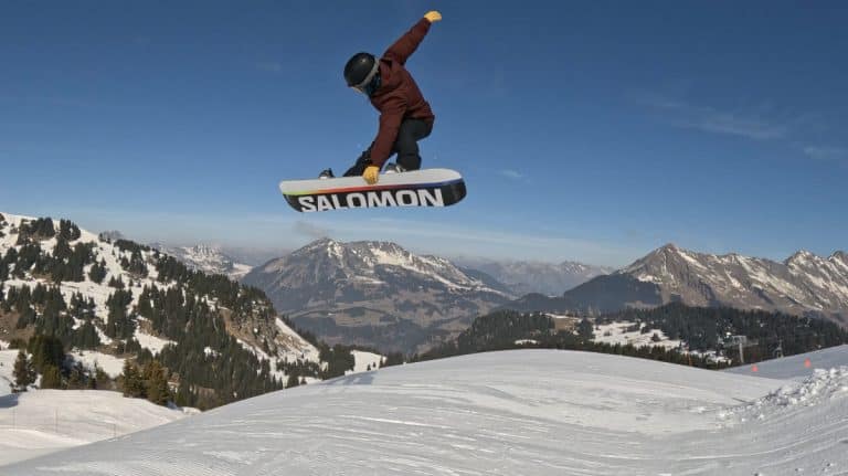 Indy on the Huck Knife - true twin shape snowboard