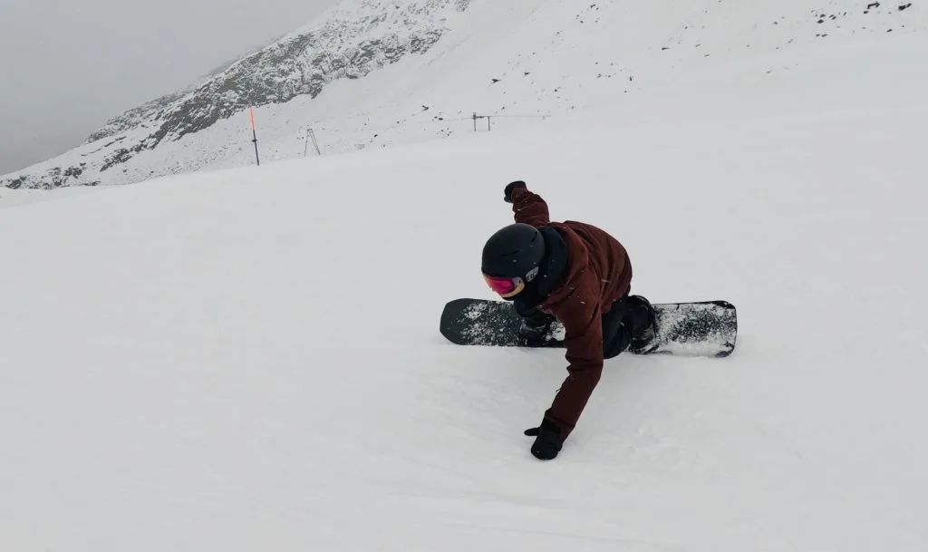 Carving in the K2 Maysis snowboard boots