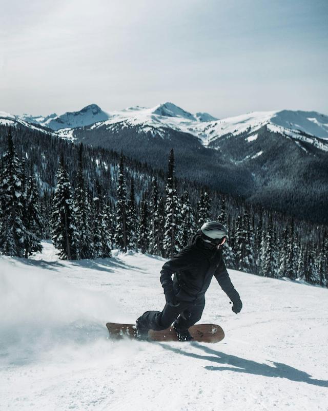 Carving on a directional snowboard