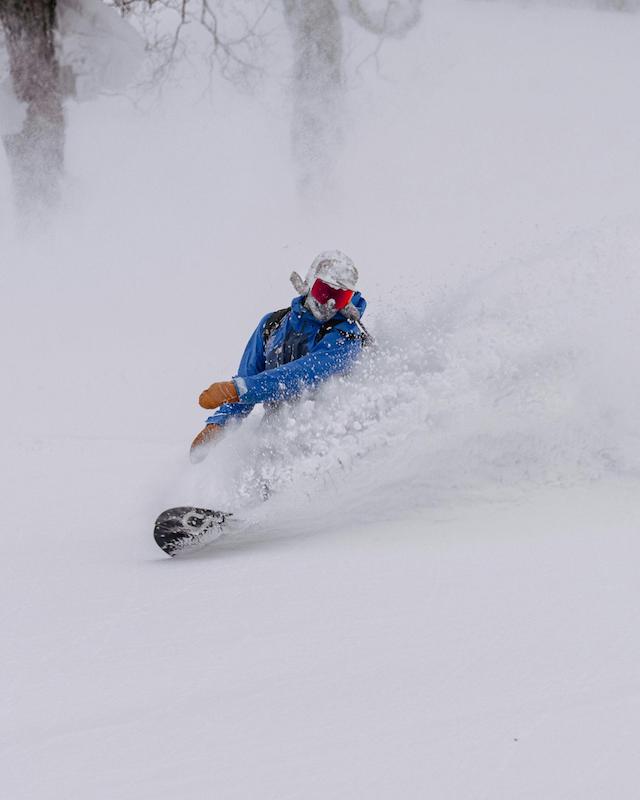 Riding on powder with an advanced board