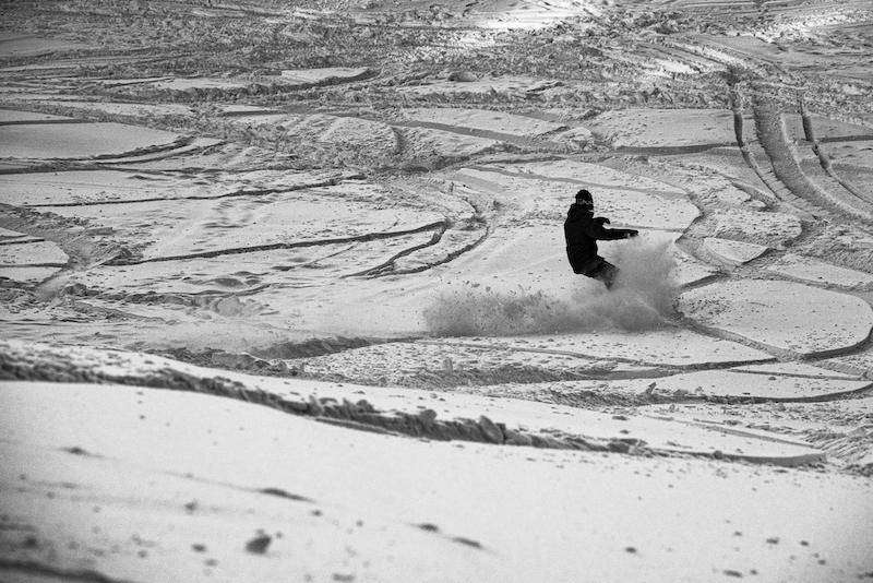 Mellow turns on a snowboard - playful riding style